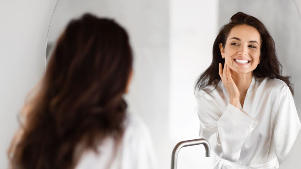 A flacidez cutânea é uma queixa estética comum e progressiva, especialmente entre aqueles que buscam manter a firmeza, elasticidade e jovialidade da pele ao longo dos anos. Com os avanços da dermatologia surgiram abordagens seguras que vão além dos cuidados tópicos, atuando diretamente nos mecanismos biológicos do envelhecimento. Entre essas soluções, os bioestimuladores de colágeno injetáveis se destacam por sua capacidade de acelerar a produção natural de colágeno, promovendo uma melhora significativa na qualidade da pele. Esses tratamentos são indicados tanto para prevenção quanto para correção da flacidez, podendo ser injetado em diversas áreas do corpo, como face, abdome, braços, coxas e glúteos.