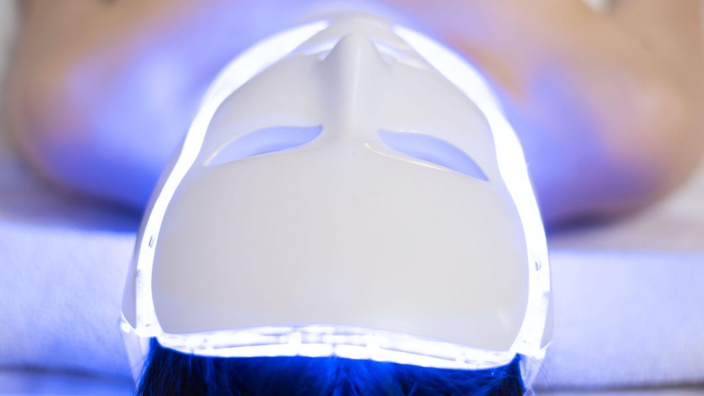 Nos últimos anos, a rotina de cuidados com a pele ganhou novos aliados: os dispositivos de beleza com tecnologias Um dos mais populares é a máscara de LED facial, ou LED home device 
