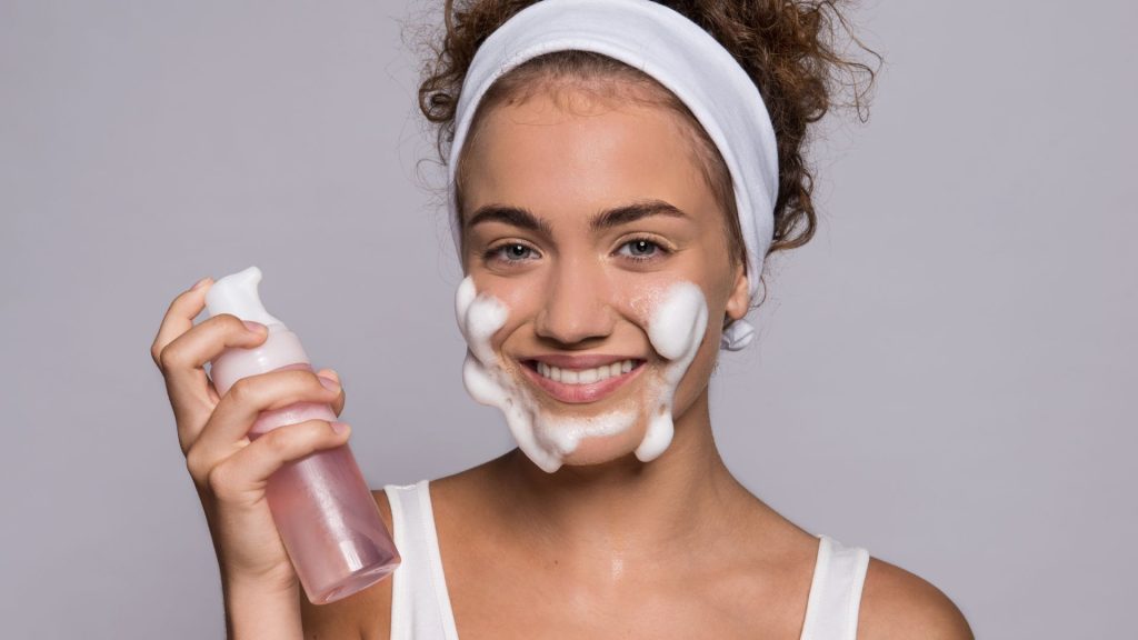 Os produtos de skincare devem ser sempre selecionados de acordo com o tipo de pele, a faixa etária e os objetivos. A rotina deve ser orientada por um dermatologista, pois cada pele responde de maneira diferente aos ativos.