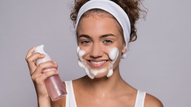 Os produtos de skincare devem ser sempre selecionados de acordo com o tipo de pele, a faixa etária e os objetivos. A rotina deve ser orientada por um dermatologista, pois cada pele responde de maneira diferente aos ativos.