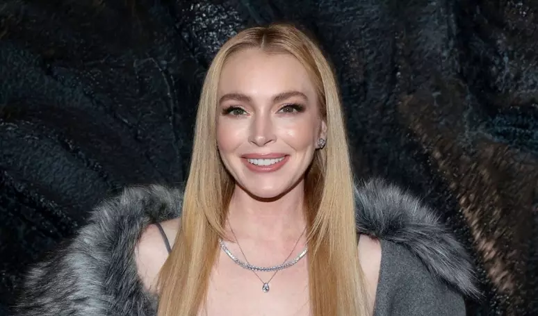 Lindsay Lohan, aos 38 anos, voltou aos holofotes com uma beleza renovada e a pele radiante. Enquanto muitas celebridades apostam em filtros e maquiagens, ela impressionou por sua aparência naturalmente luminosa.